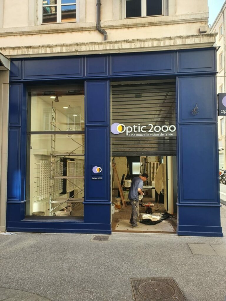 Cette photo montre la devanture d'un magasin Optic 2000 réalisé par la menuiserie Atelier Media