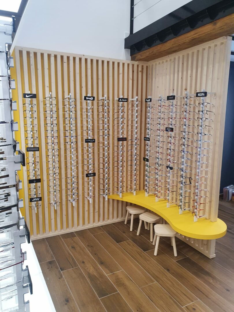 L'image montre un meuble qui présente des lunettes dans une boutique de la marque OPTIC 2000